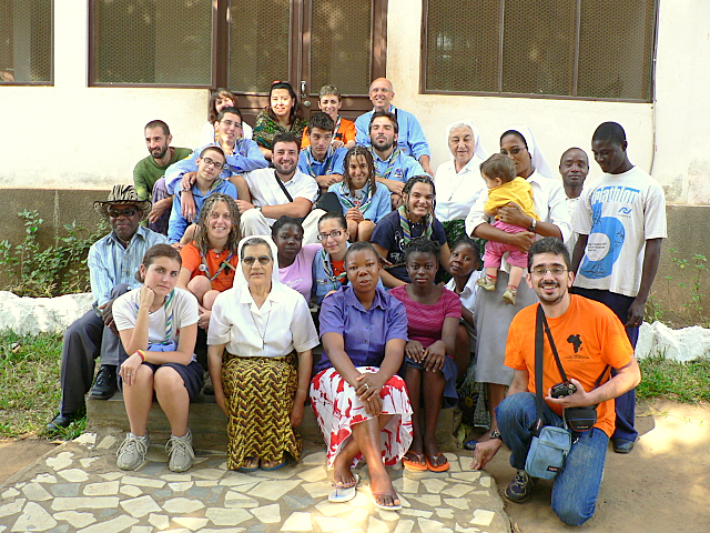 Voluntarios Italianos (scauts), Voluntaria Chilena, Voluntarios Españoles, la Comunidad de Hermanas y miembros de la Comunidad Cristiana de Chiúre